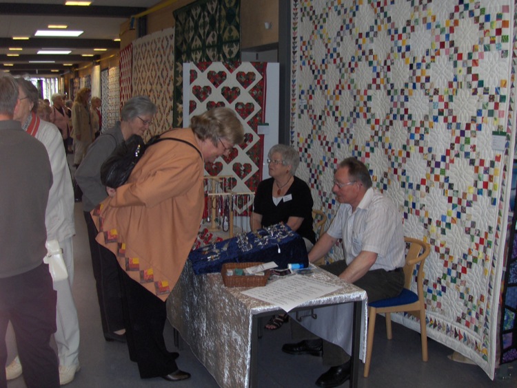 gal/Quiltefestival_i_Middelfart_2008/Butikker/quiltefestival2008torsdag010.JPG